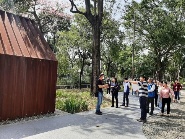 0 市府帶領各縣市產業代表參觀「穿城之水-道將圳水綠園道」，展現嘉義市的城市美學 (2)