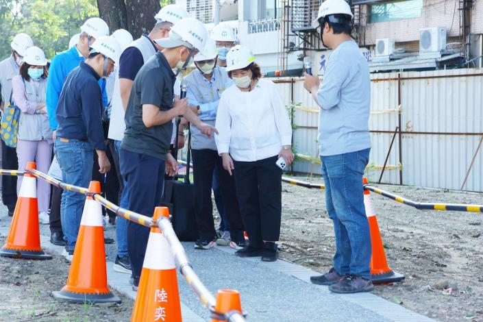 0 黃敏惠市長率隊進行程工視察 期許建置人本通學綠廊 (1).JPG