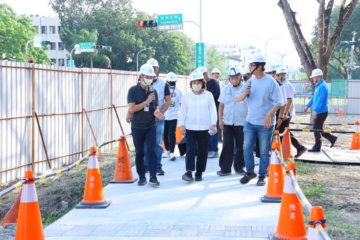 0 黃敏惠市長率隊進行程工視察 期許建置人本通學綠廊 (2).JPG