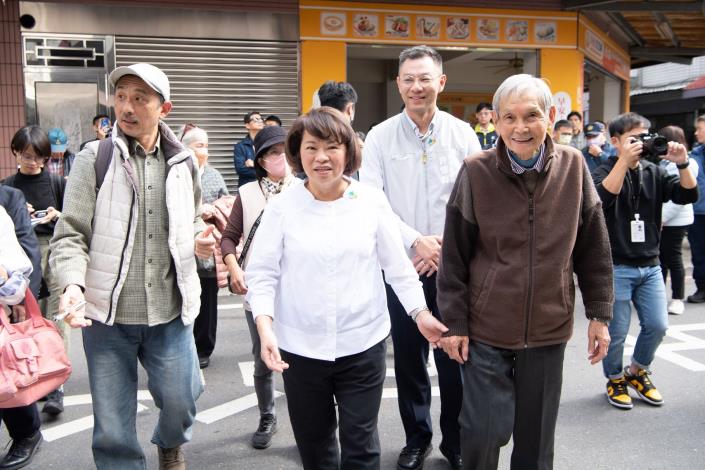 0FB 市長與興中街91號申請人吳振佳先生一同為老屋開箱