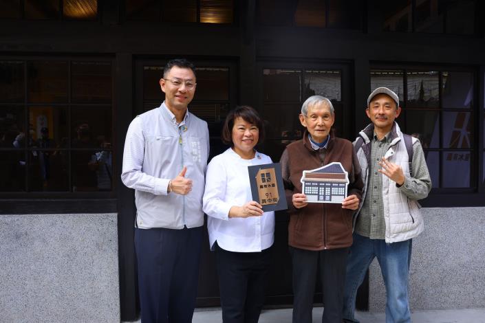 0 市長為嘉有木屋第一期三案致贈門牌 (2).JPG