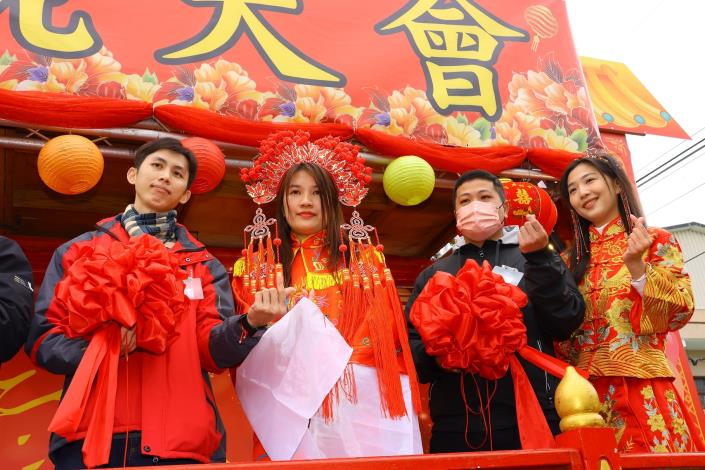 0 接下繡球的民眾合影 (2).JPG