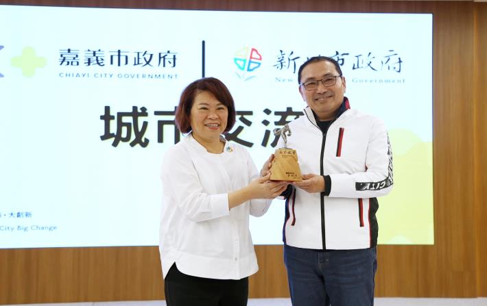 0_市長致贈KANO紀念盃.JPG