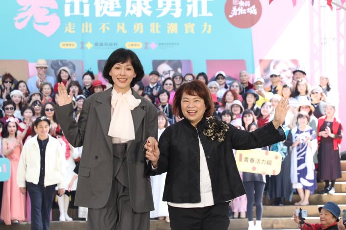 0_黃敏惠市長與凱渥資深名模王聖芬.JPG