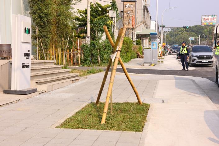 0 大雅路一段擴大樹穴 以利路樹生長_0