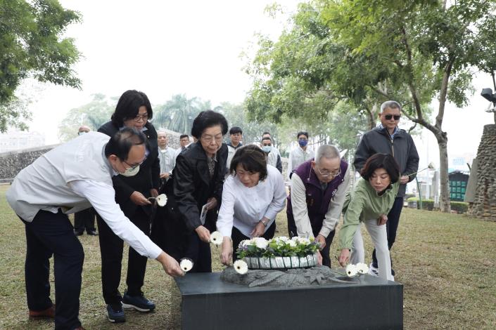 0 市長獻花 (3).JPG