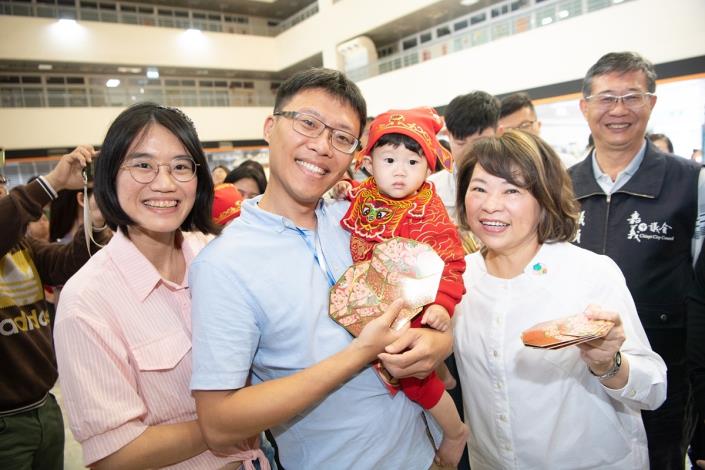 0 市長與參與典禮的爸爸媽媽合影