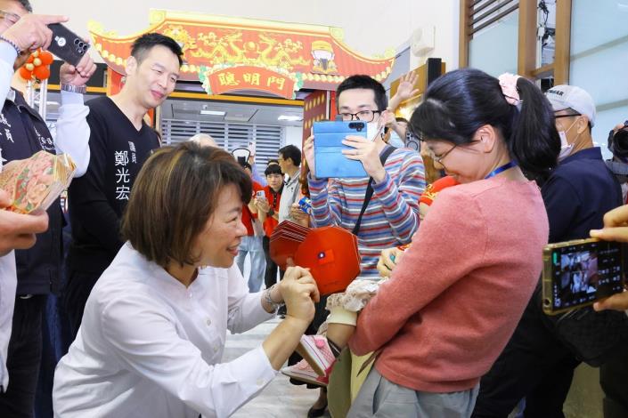 0 市長送上開運小紅包 為大小朋友獻上祝福.JPG