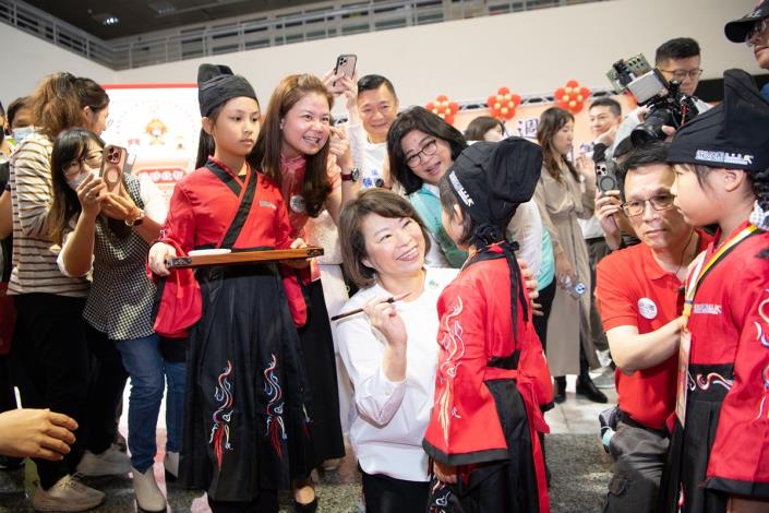 0 市長為小朋友點上朱砂象徵啟蒙