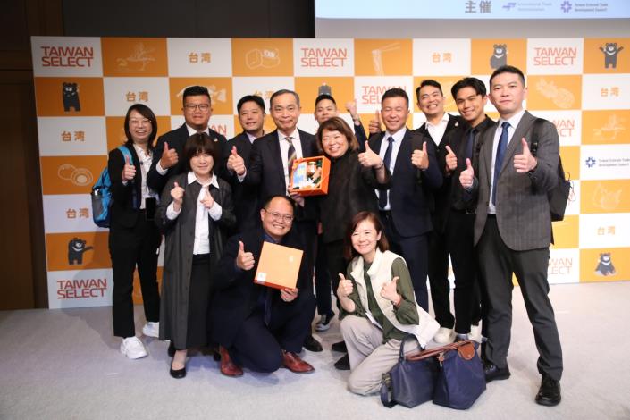 0 黃敏惠市長率市府團隊與8家嘉市好店業者合影 (2).JPG