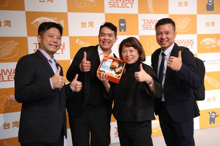 0 黃敏惠市長與義興嘉釀鄭棋維(右一)、湯城鵝行張瑋鑛(左二)、皇鶴蜂蜜代表 林厚吉(左一)三家業者合影.JPG