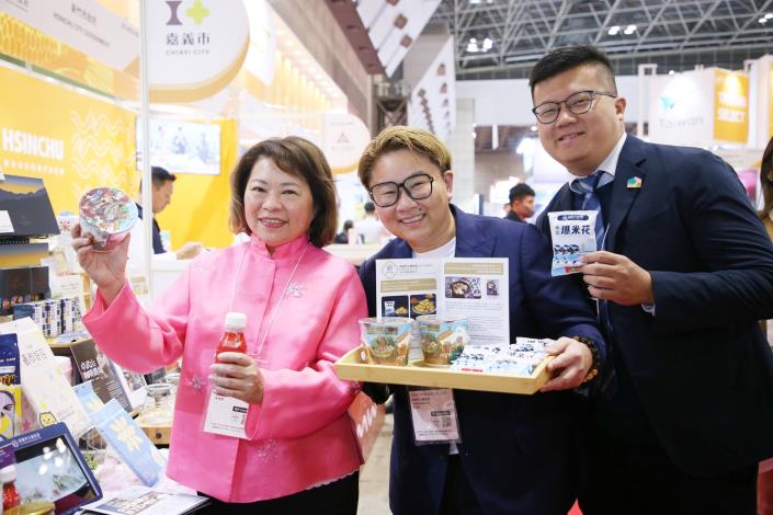 0A6黃敏惠市長 為參展業者送上鼓勵(圖中為林聰明沙鍋魚頭執行長林佳慧).JPG