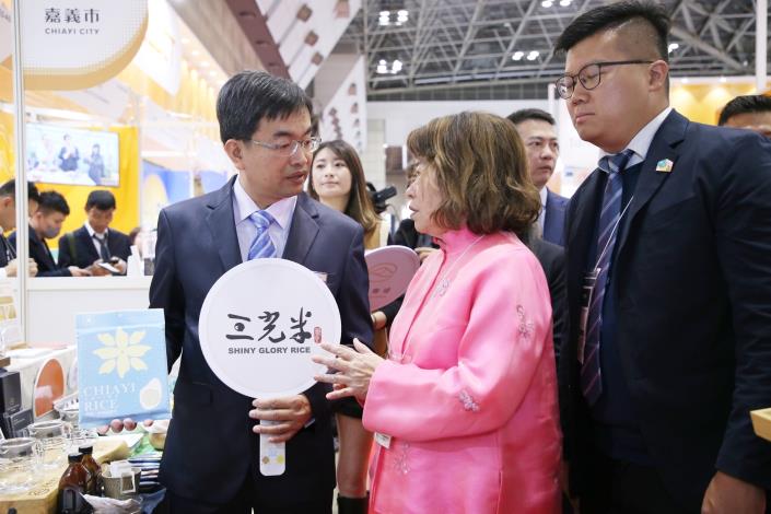 0A8黃敏惠市長 為參展業者送上鼓勵(圖中為三光米股份有限公司董事長林肇榮).JPG