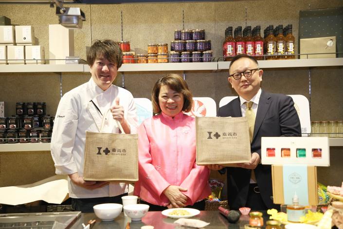 0_黃敏惠市長與山下主廚(左)以及誠品日本橋店社長松信健太郎(右).JPG