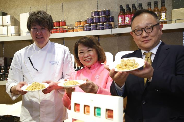 0_山下主廚示範用鵝油、醬油、辣椒醬製做蛋炒飯.JPG