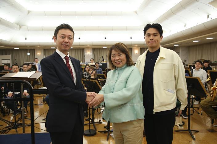 0_黃敏惠市長前往錄音室探班 (1).JPG
