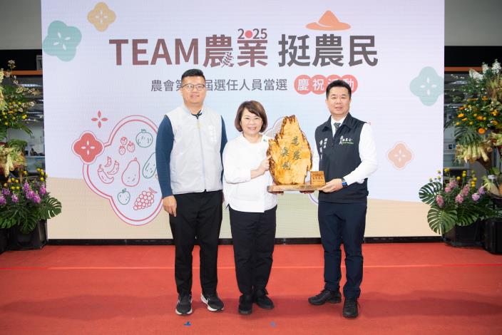 0_市長贈匾給總幹事黃騰輝 (1)