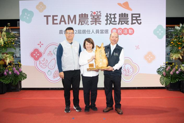 0_市長贈匾給總常務監事劉明澄 (2)