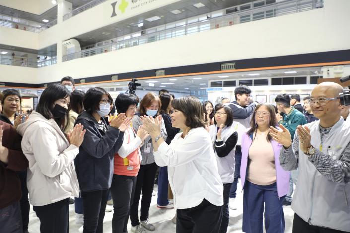 0_黃敏惠市長向社工員致敬.JPG