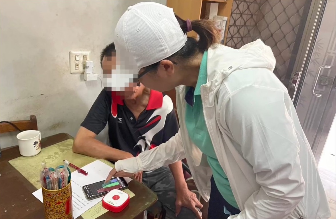 0 嘉義市智慧觀測系統守護獨居長者 伊鍵通按下後最多可撥打20支電話 (2)