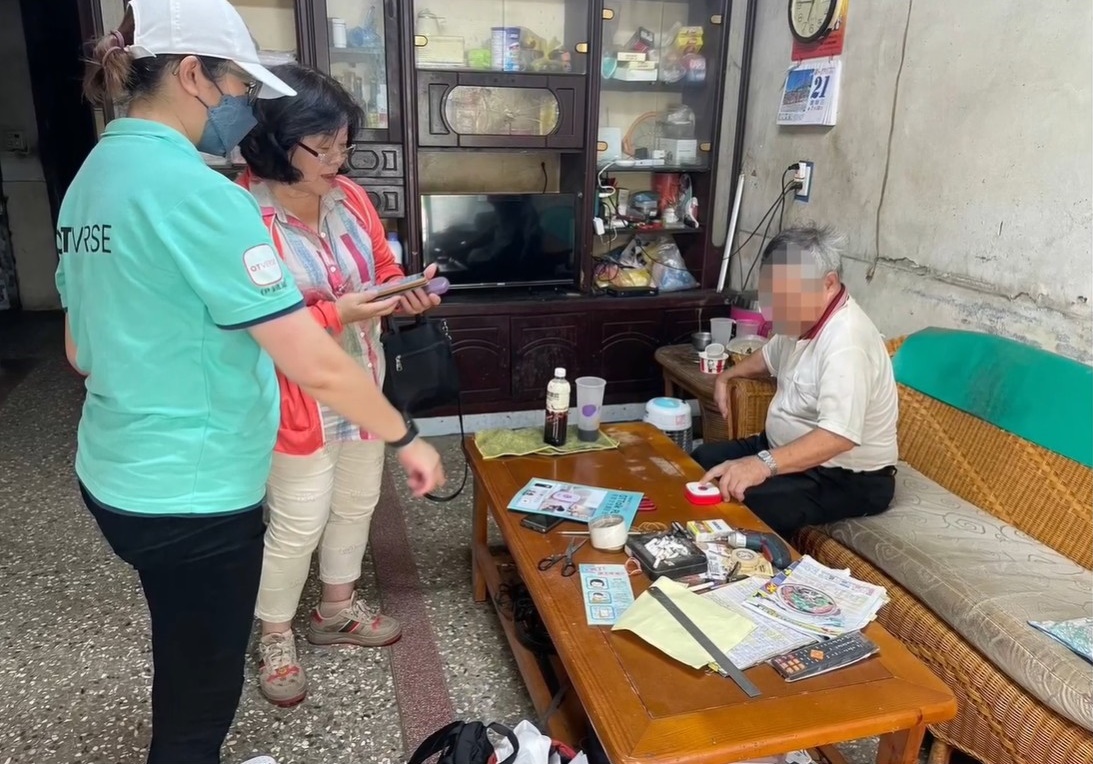 0 嘉義市智慧觀測系統守護獨居長者 伊鍵通按下後最多可撥打20支電話 (3)