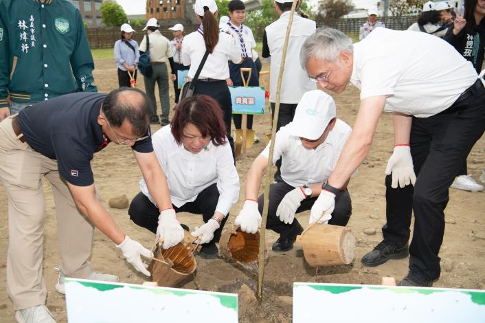 0_黃敏惠市長種下樹苗 (4)