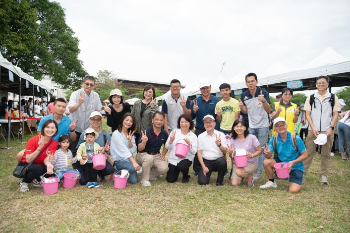 0_黃敏惠市長種下樹苗 (1)