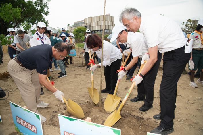 0_黃敏惠市長種下樹苗 (2)