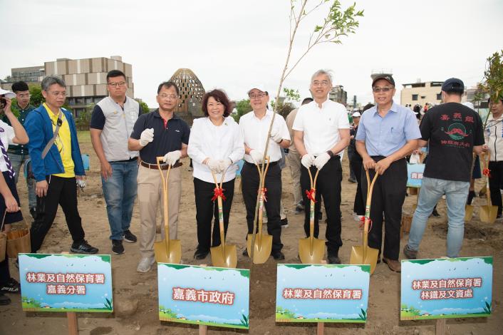 0_黃敏惠市長種下樹苗 (3)