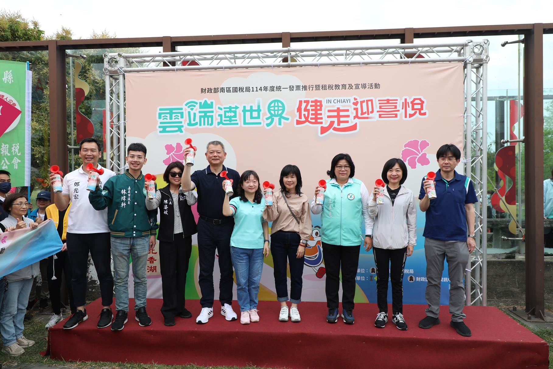 0 林瑞彥副市長(左四)為健走活動鳴笛.JPG