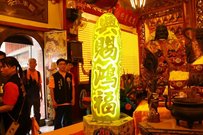 0 典禮循古禮進行 隆重且虔誠 以果雕、供品等表達心意 (3).JPG