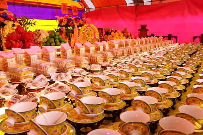 0 典禮循古禮進行 隆重且虔誠 以果雕、供品等表達心意 (1).JPG