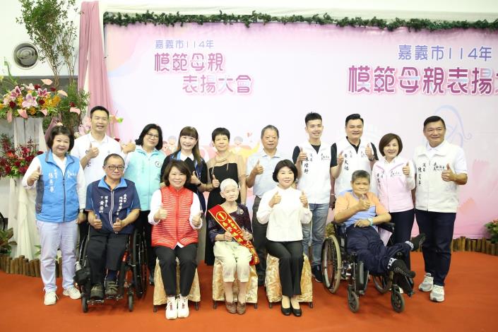 0_市長表揚慈馨媽媽江罔市家族合照.JPG