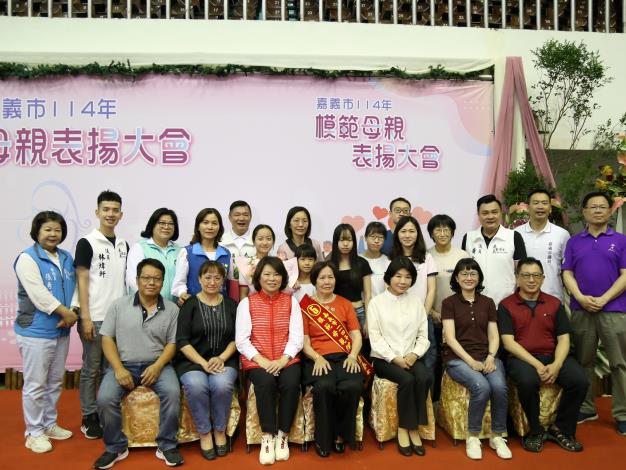 0_市長表揚模範母親陳王秀春與家族合照.JPG