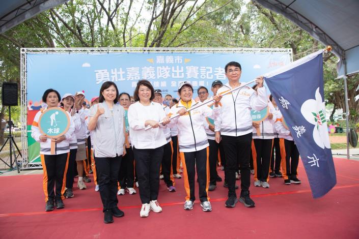 0_黃敏惠市長授旗 (1)
