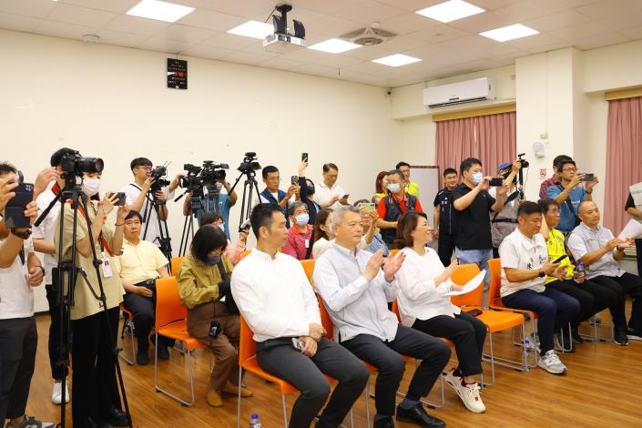 0 市長今日主持記者會 明確表達地方政府願意負擔用地費用，「請中央說到做到，早日興建輕軌建設.JPG