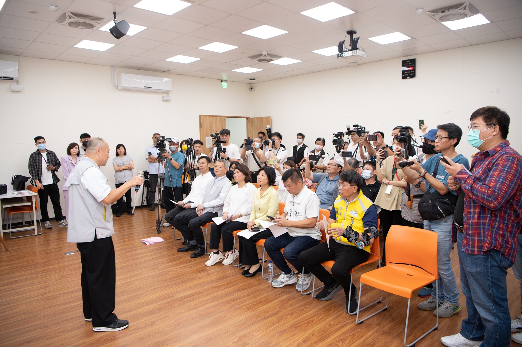 0 交通處長許啟明說明目前輕軌進度