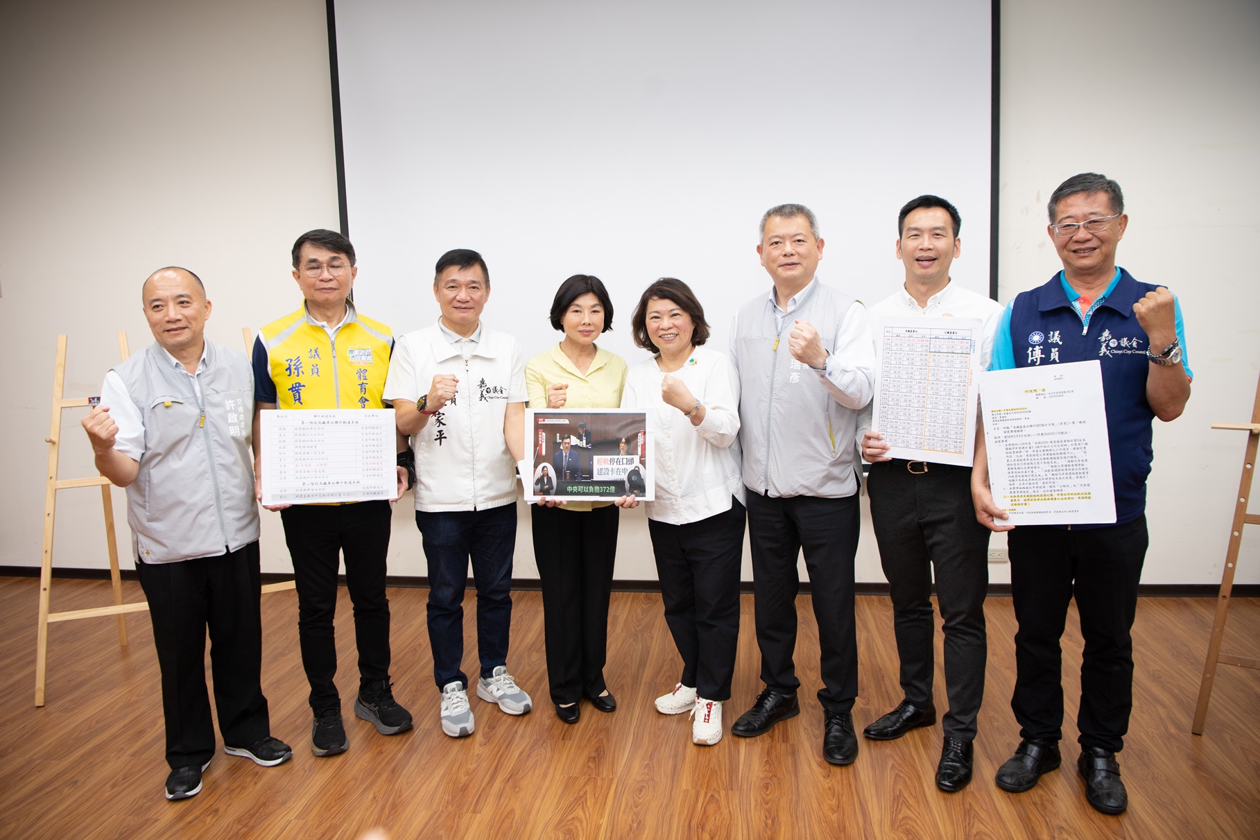 0 市府團隊與議長陳姿妏及多位議員共同表達對輕軌早日興建的期盼