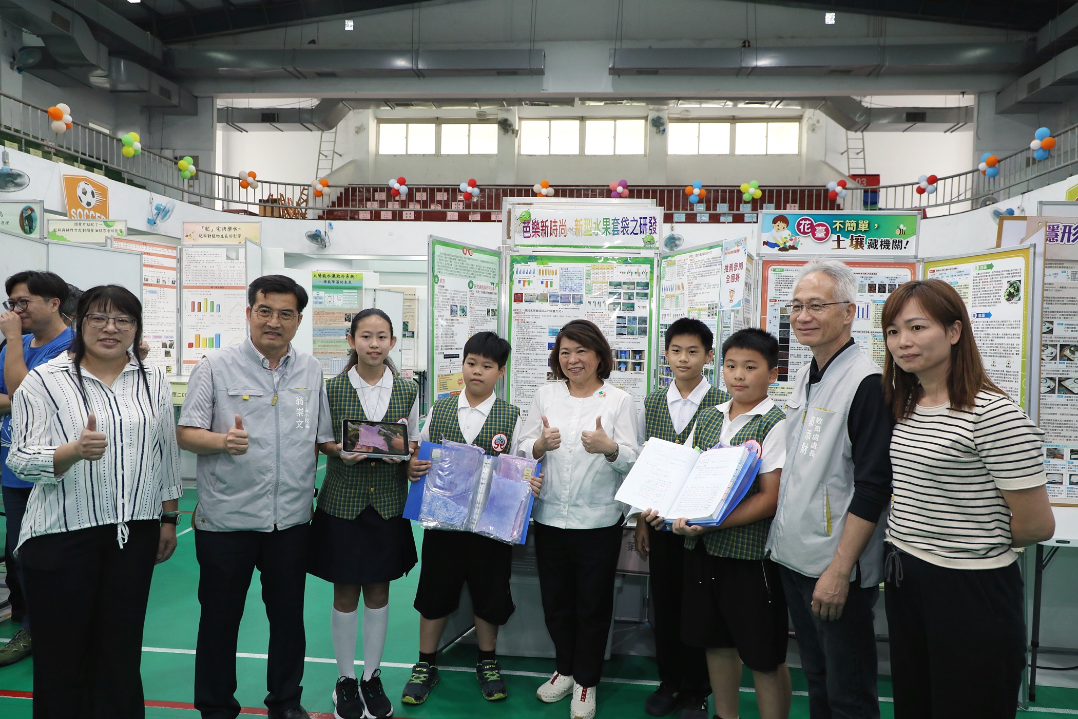 0_黃敏惠市長參觀科展得獎組 (2).JPG