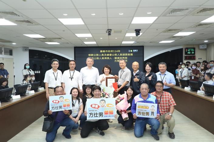 0_黃敏惠市長與環保局同仁合照.JPG
