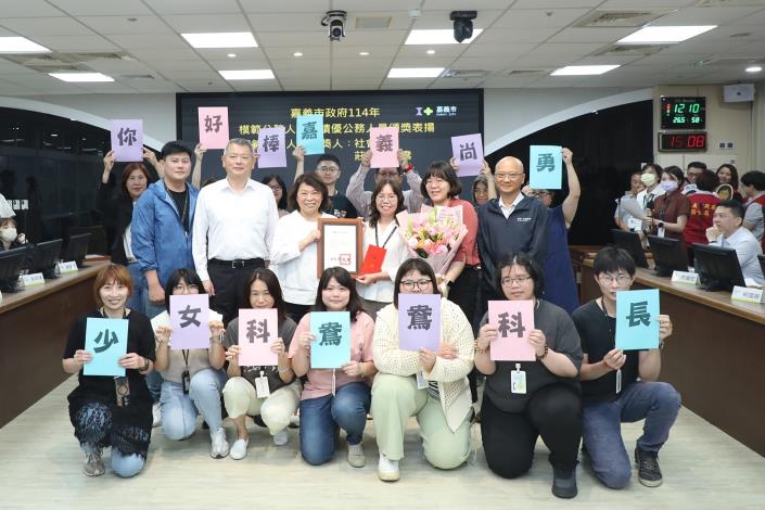 0_黃敏惠市長與社會處同仁合照.JPG