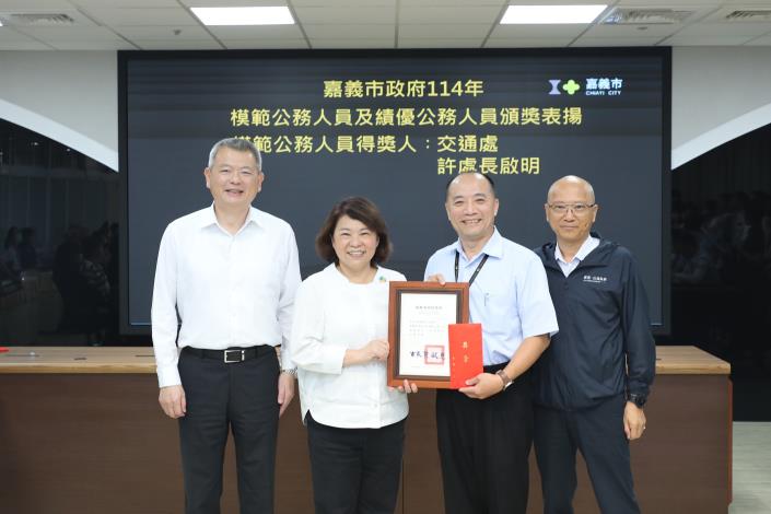 0_模範公務人員交通處長許啟明.JPG