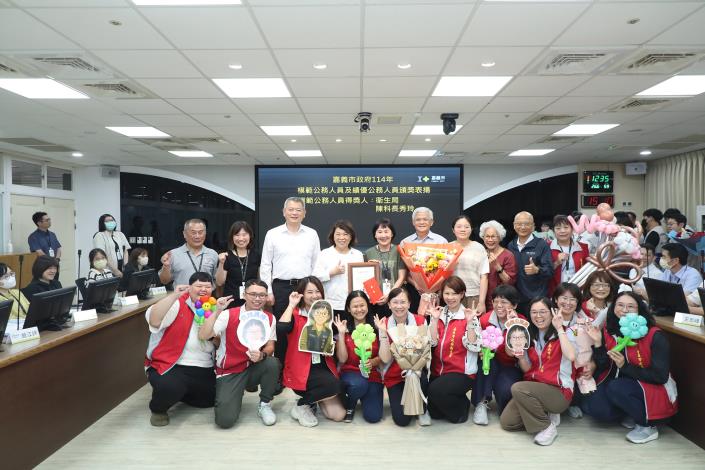 0_黃敏惠市長與衛生局同仁合照.JPG