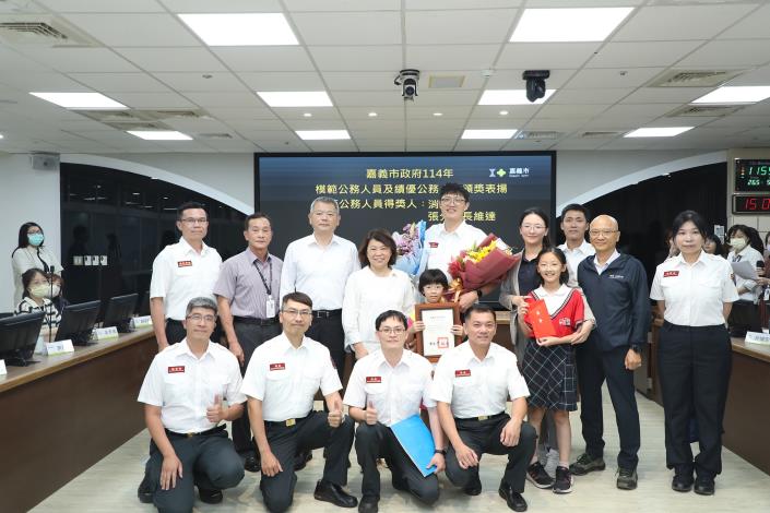 0_黃敏惠市長與消防局同仁合照.JPG