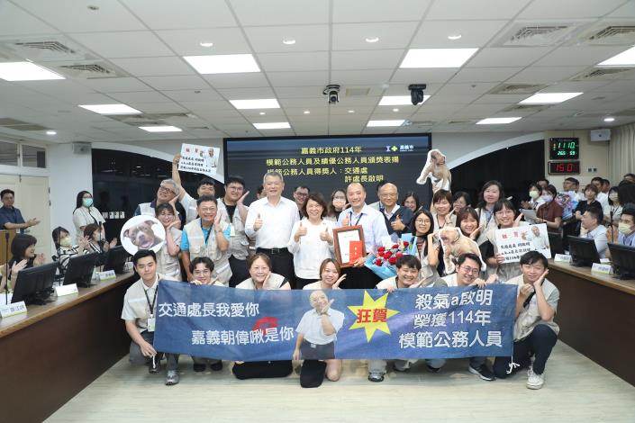 0 交通處長許啟明推動交通建設 獲頒模範公務人員 (3)_0