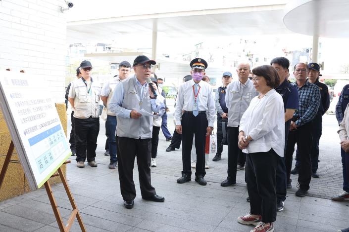 0 交通處長許啟明(左一)推動交通建設 獲頒模範公務人員_0