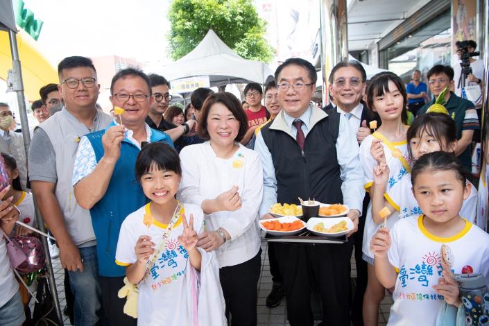 0 黃敏惠市長與黃偉哲市長一同推薦優質農產品 為農民加油
