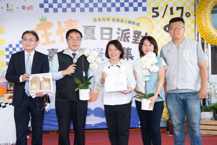0 黃偉哲市長致贈蘭花等臺南農特產