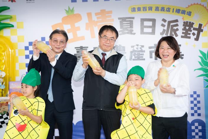 0 黃敏惠市長與黃偉哲市長及遠百陳佑任副總經理(左二)共同調製鳳梨雪克飲