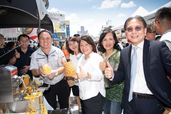 0 黃敏惠市長體驗自動削鳳梨機 品嚐鳳梨甜蜜